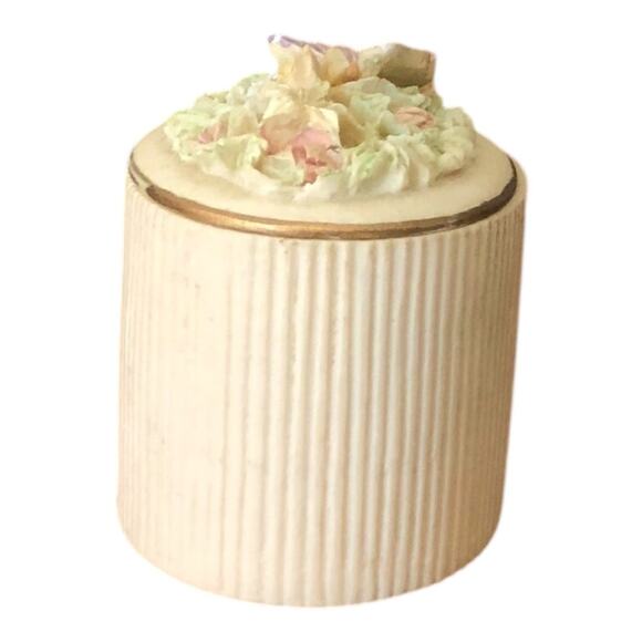 Vintage Butterfly Floral Antiqued Oval Resin Trinket Ring Box with Brooch as Lid - Picture 11 of 14